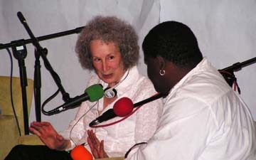 Margaret Atwood v diskuzi s Garym Youngem