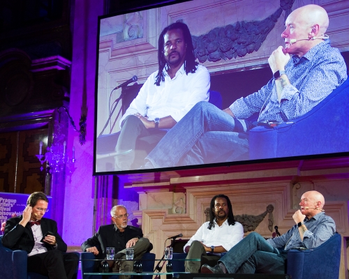 Colson Whitehead během diskuse na téma Živé zlo