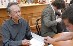 Gao Xingjian a Denis Molčanov na autogramiádě